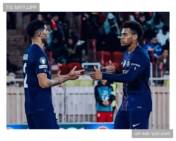 巴黎对阵摩纳哥一役，看台球迷为即将离任的纳赛尔打出致敬TIFO