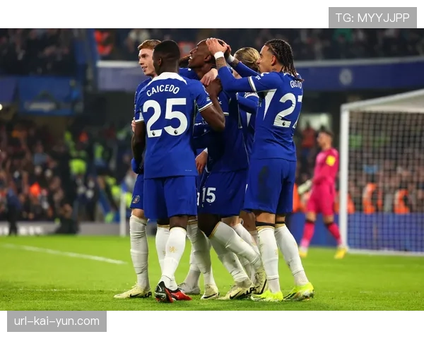 特写:看台一角,巴萨小球迷目睹球队失利后掩面哭泣 特写:看台一角,巴萨小球迷目睹球队失利后掩面哭泣